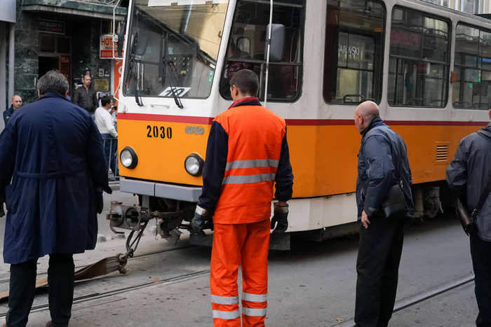 Трамвай дерайлира в центъра на София на най новото трасе в